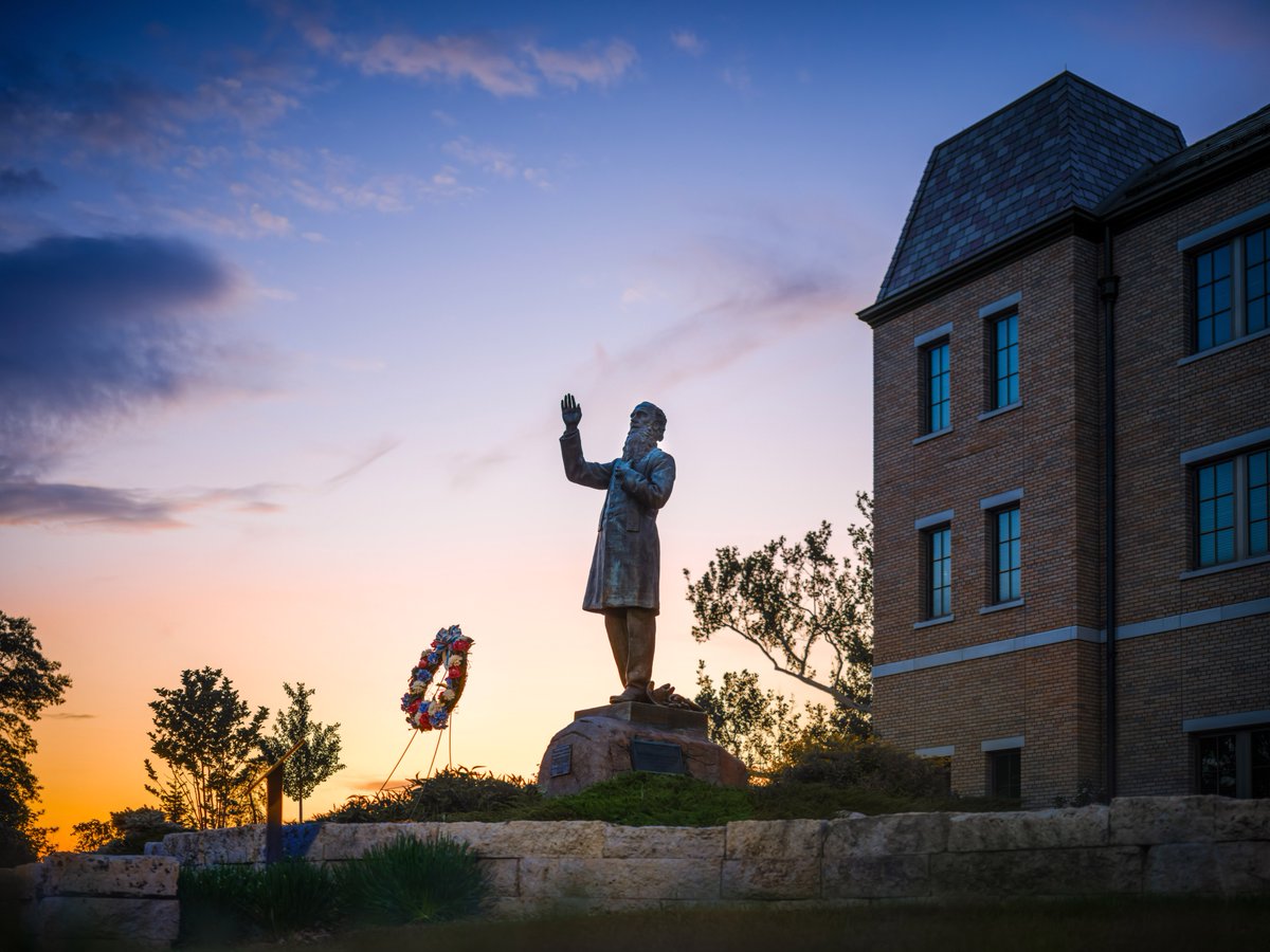 God. Country. Notre Dame. 

Remembering all who have served and sacrificed for our country this Memorial Day, and every day.