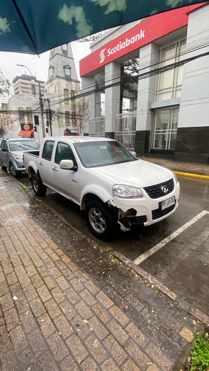 Recuerden que nunca hay que estacionarse obstaculizando la salida de vehículos desde una vivienda u oficina. No sea como este ilustre vecino que no nos ha permitido, durante varios minutos, poder acudir con nuestro móvil a una emergencia.