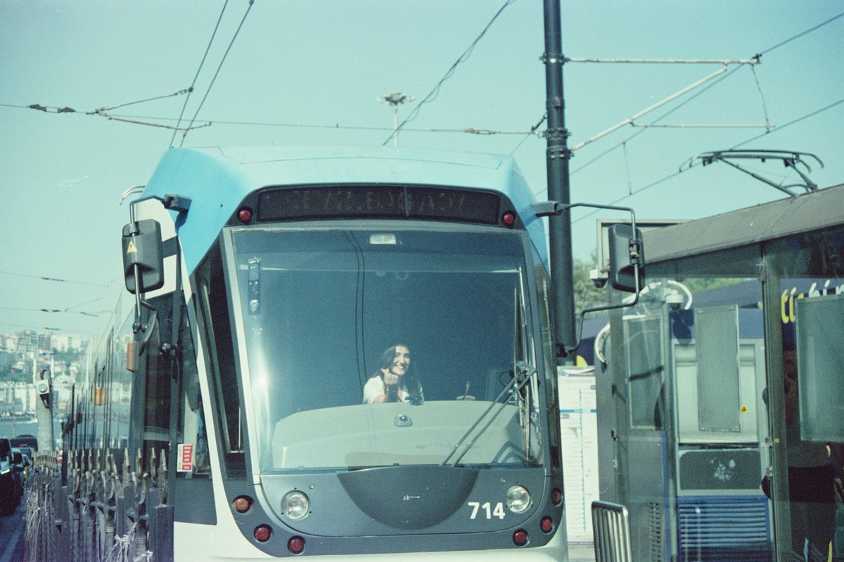 babaniz62's tweet photo. t1 tramvayında sirkeci durağında analog kamerayla fotoğraf çektiğimizi görünce poz veren vatman abla seni hala arıyoruz
tarih 3 eylül 2024'tü
VATMAN ABLA NOLUR BİZİ BUL https://t.co/SP8r4qa5aF