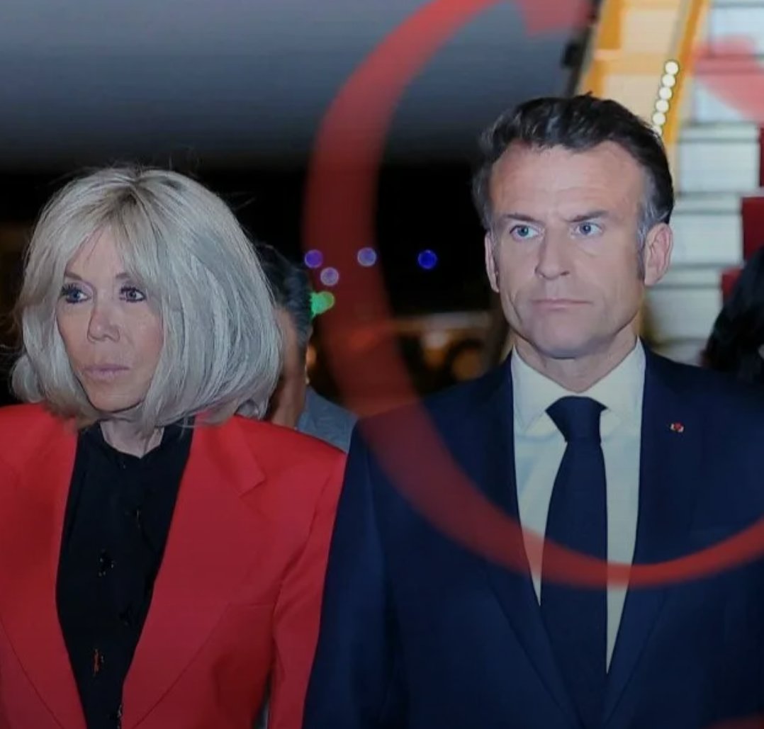 Perezida w'u Bufaransa, Emmanuel Macron n'umugore we, Brigitte bagaragaye bashyamirana.

Mu mashusho yasohowe na Reuters, Brigitte yasunitse mu maso Emmanuel , ubwo basohokaga mu ndege ku kibuga cya Hanoi muri Vietnam, aho bagiriye uruzinduko rw'icyumweru muri Asia.

#skfmrwanda
