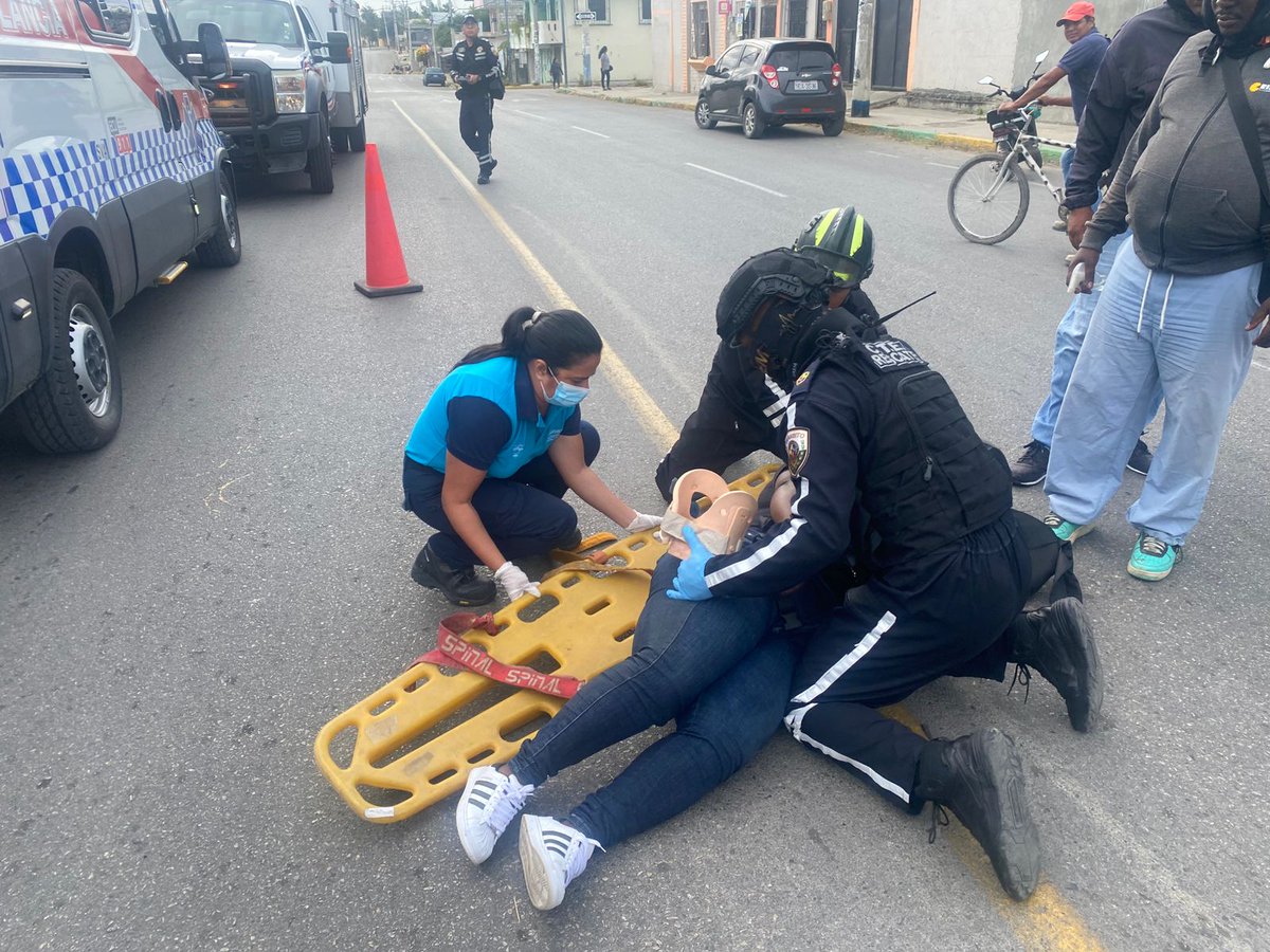 🚨#SantaElena | Cada segundo cuenta, cada vida importa

Frente a la escuela Otto Arosemena, se registró un accidente de tránsito que activó de inmediato al equipo de UREM de la CTE.
👮‍♂️ Nuestros rescatistas brindaron atención prehospitalaria rápida y precisa a la persona afectada.