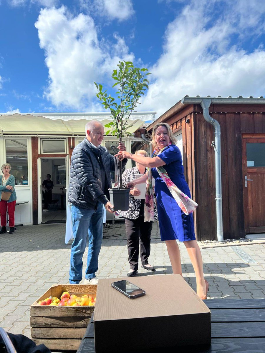 BurgmOverbetuwe's tweet photo. 50 jaar🎉partnergemeenten #Usingen & #Overbetuwe Wat hebben we een geweldig weekend gehad! Vol met herkenning, geschiedenis, nieuwe vriendschappen. Hartelijke ontvangst door collega Steffen Wernard en de jumelagecomitees. Onze #vriendschapsband is versterkt &met energie geladen🙏 https://t.co/wlAcoIQgMq