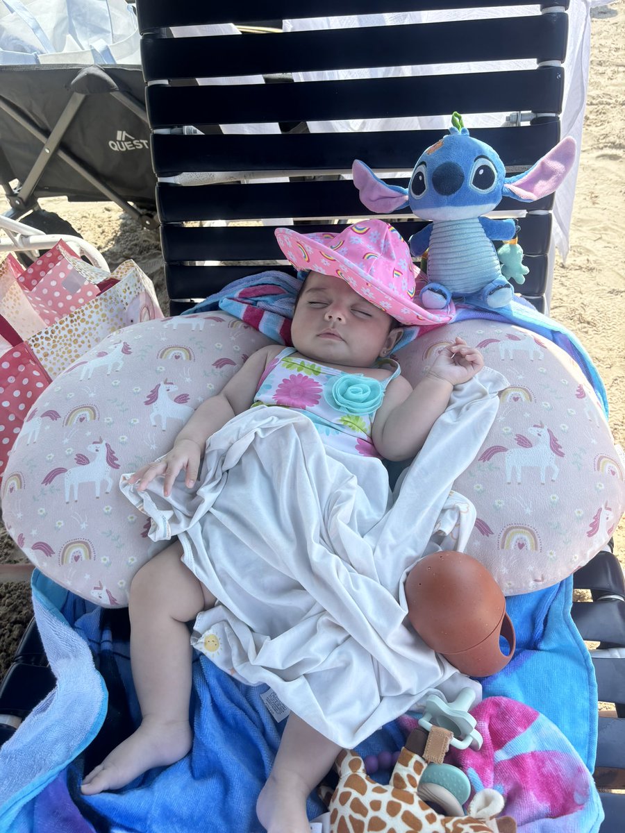 Seci_77's tweet photo. Bestie girl takes on beach https://t.co/4y5bUVAOhj