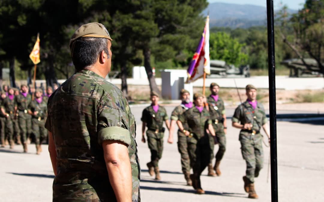 FUTER_ET's tweet photo. El Regimiento de Transmisiones Nº 21 #RT21 rinde homenaje a los militares que fallecieron en el accidente del YAK-42.
Hace más de dos décadas que el Regimiento mantiene viva la memoria y el legado de los seis compañeros caídos en acto de servicio. #LealtadyValor
#SomostuEjército https://t.co/14jDCyDsUF