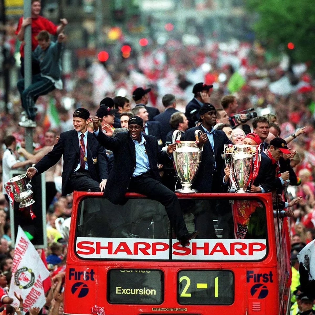 - في مثل هذا اليوم قبل 26 عامًا، حقق مانشستر يونايتد دوري أبطال أوروبا ليُكمل الثلاثية التاريخية كأول نادٍ إنجليزي تحقيقًا  لهذا الإنجاز. 🔴🏆🔴🏆🔴🏆
