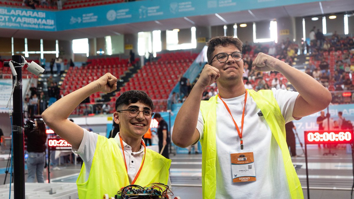 mebrobot's tweet image. 🤖 17. Uluslararası MEB Robot Yarışmasında kaybeden olmadı!
4⃣ gün boyunca yarışan gençler birçok yeni tecrübe kazandılar 🏅

#MEBRobot