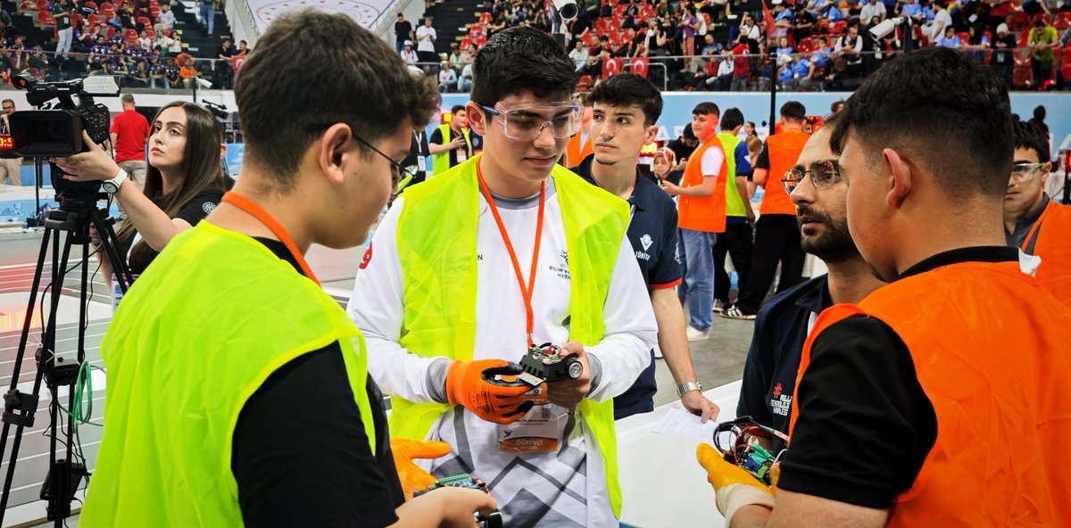 mebrobot's tweet image. 🤖 17. Uluslararası MEB Robot Yarışmasında kaybeden olmadı!
4⃣ gün boyunca yarışan gençler birçok yeni tecrübe kazandılar 🏅

#MEBRobot