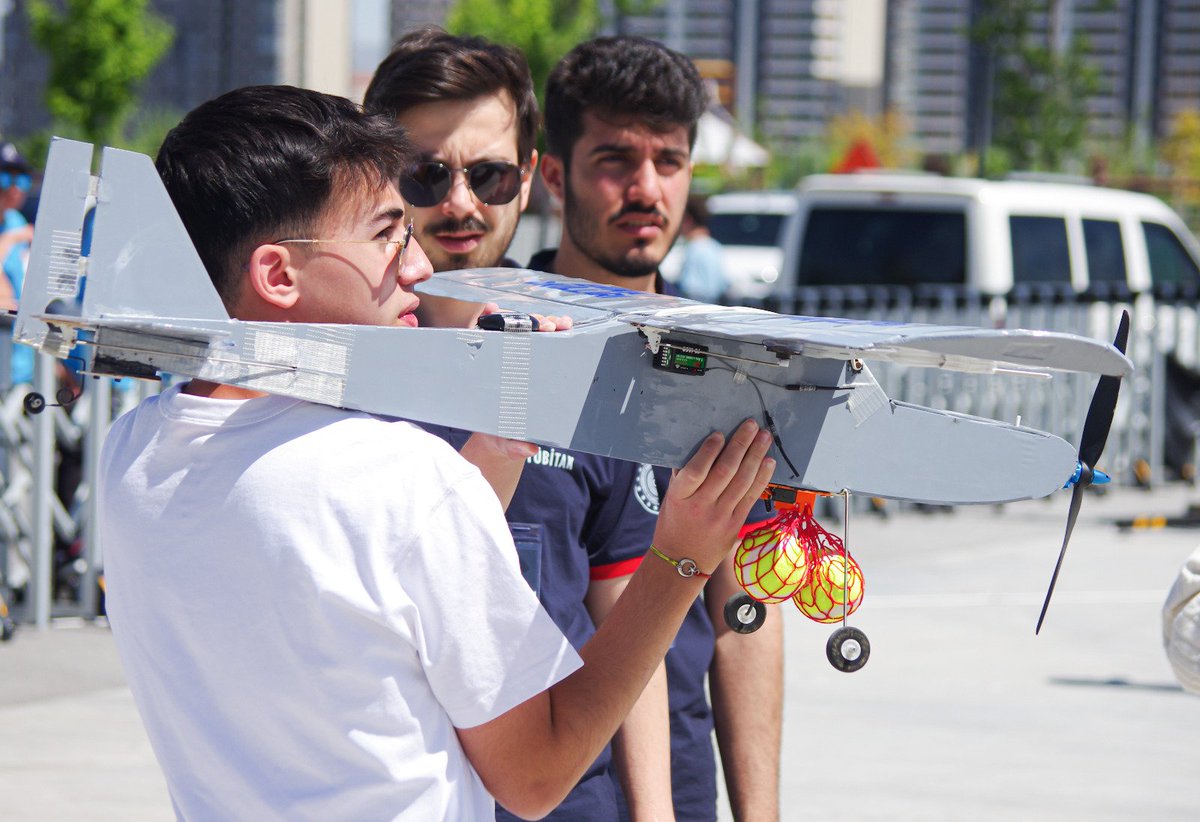 mebrobot's tweet image. 🤖 17. Uluslararası MEB Robot Yarışmasında kaybeden olmadı!
4⃣ gün boyunca yarışan gençler birçok yeni tecrübe kazandılar 🏅

#MEBRobot