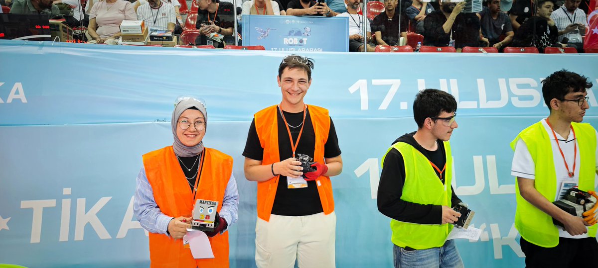 mebrobot's tweet image. 🤖 17. Uluslararası MEB Robot Yarışmasında kaybeden olmadı!
4⃣ gün boyunca yarışan gençler birçok yeni tecrübe kazandılar 🏅

#MEBRobot