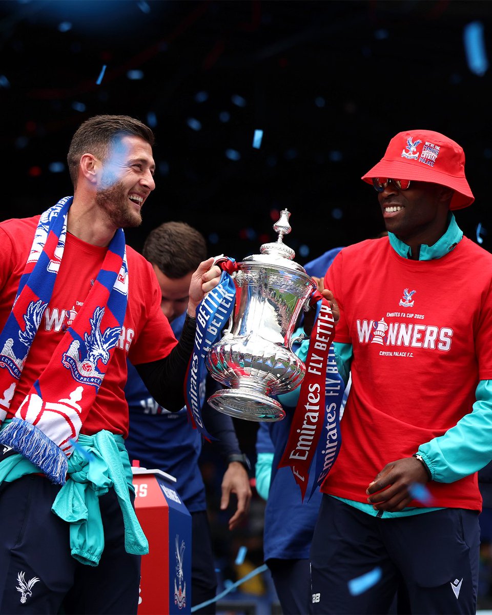 EmiratesFACup's tweet photo. Crystal Palace fans and players turned South London blue and red as they celebrated their #EmiratesFACup triumph 💙❤️ https://t.co/VwserE24nS
