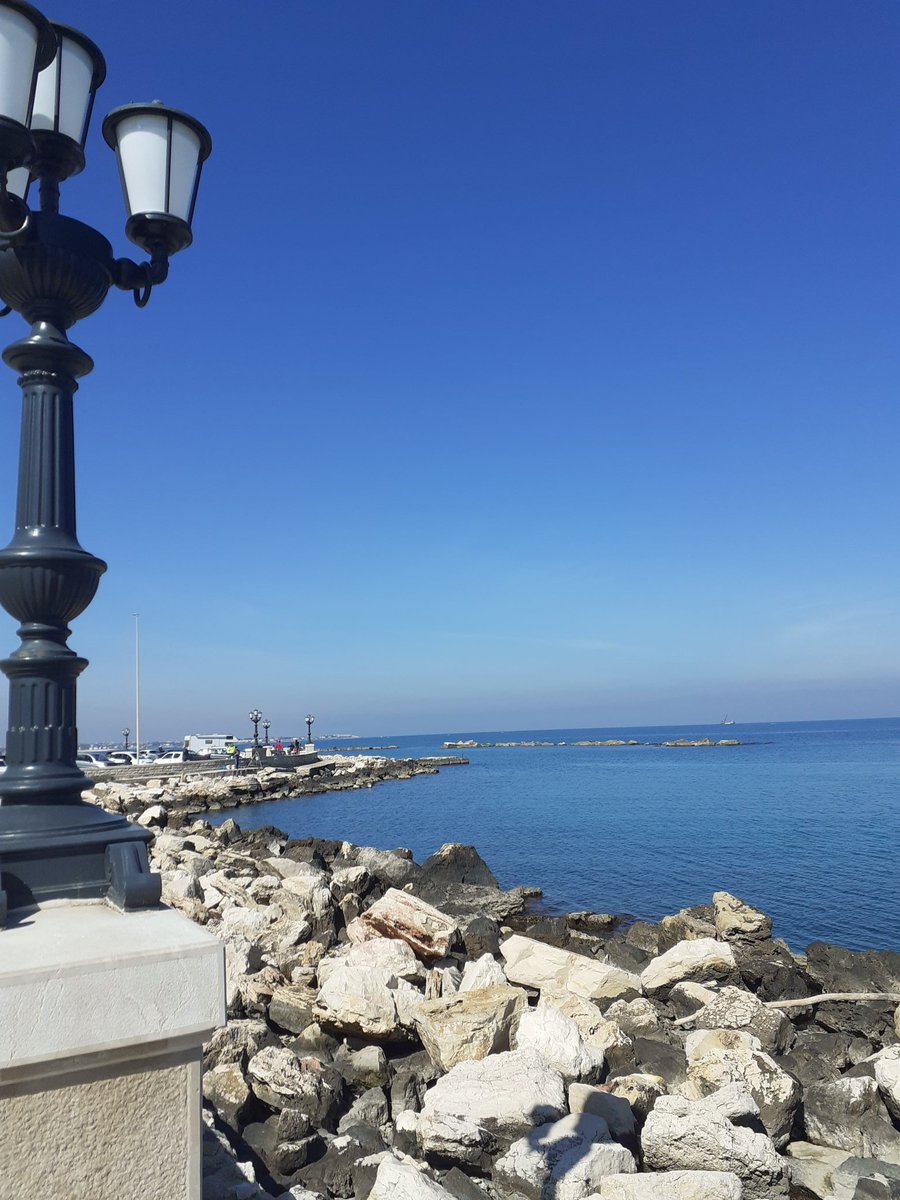 "Portami al mare,fammi sognare,
e dimmi che non vuoi morire..."

Bari-il lungomare. 📷 mia
Buon pomeriggio 🌊💙