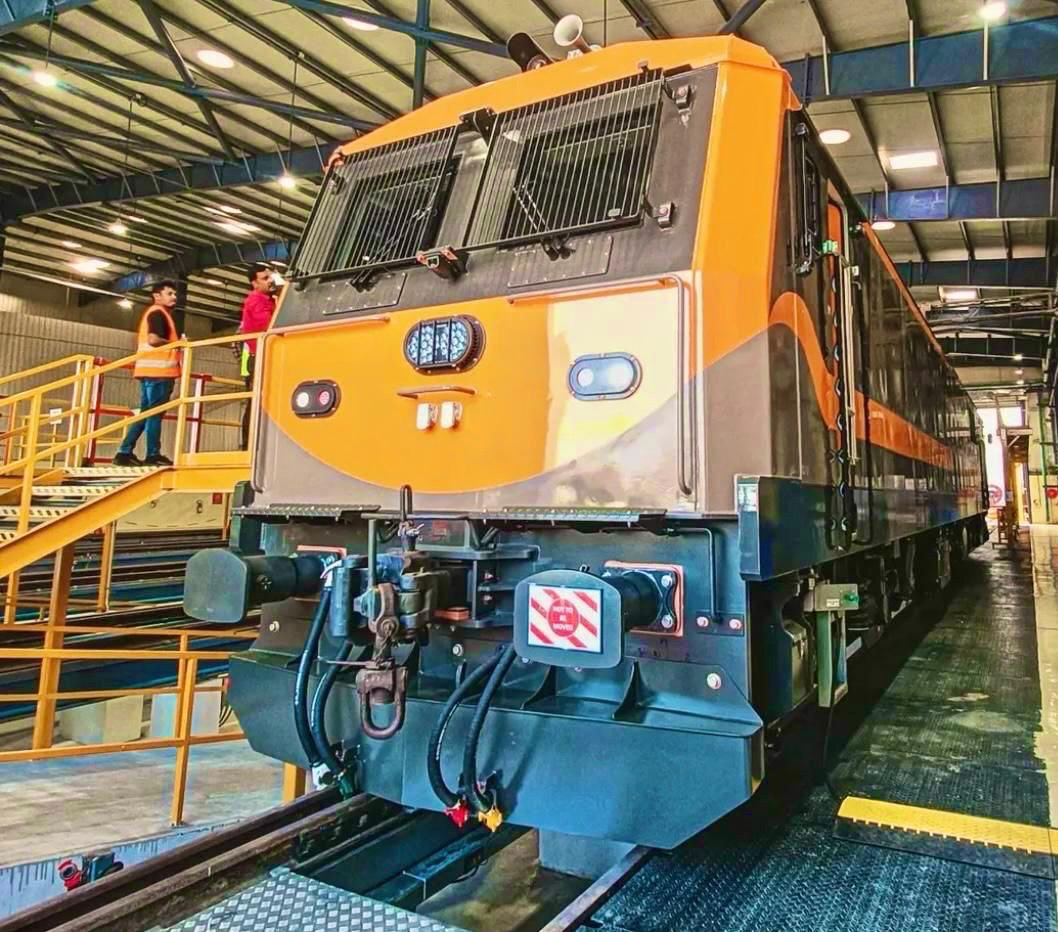 बधाई हिंदूस्थान।

भारतीय रेल का “बाहुबली” इंजन बन कर तैयार।

ये देश का पहला “मेड इन दाहोद” जो 9000 HP का लोकोमोटिव इंजन है।

ये  “बाहुबली”इंजन 4600 टन वज़नी डबल स्टैक कंटेनर मालगाड़ी 120 किमी प्रति घंटे से दौडा सकता है।

“बाहुबली”इंजन के अंदर ड्राइवर के लिए शौचालय से लेकर AC की