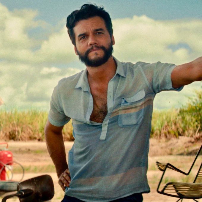 RadarPopz's tweet photo. 🏆🇧🇷 UAU! Wagner Moura é o Melhor Ator do 78º Festival de Cannes com "O Agente Secreto"! Vamos celebrar esse talento brasileiro que brilha no mundo todo! 🌟 #WagnerMoura #Cannes #OrgulhoBrasileiro https://t.co/pvlIEYzwK7