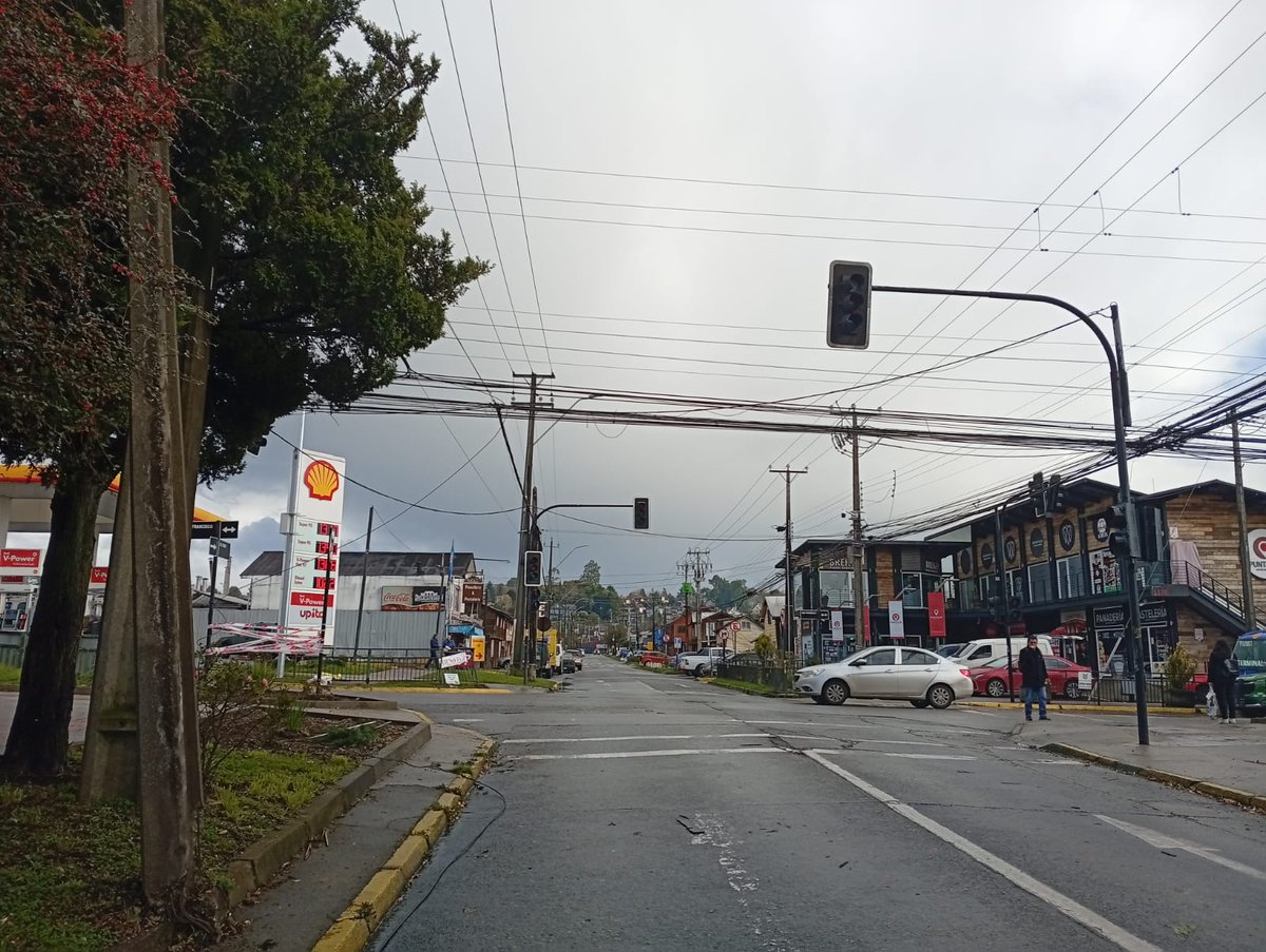 TTILosLagos's tweet photo. Actualización (11:25) Debido a trabajos de #Saesa, Av. Colón con San Francisco y San Francisco con Rosas con semáforos apagados en #PuertoVaras. Precaución peatones y conductores.
Resto de semáforos en la ciudad, operativos. https://t.co/kOfxZ0XmqJ