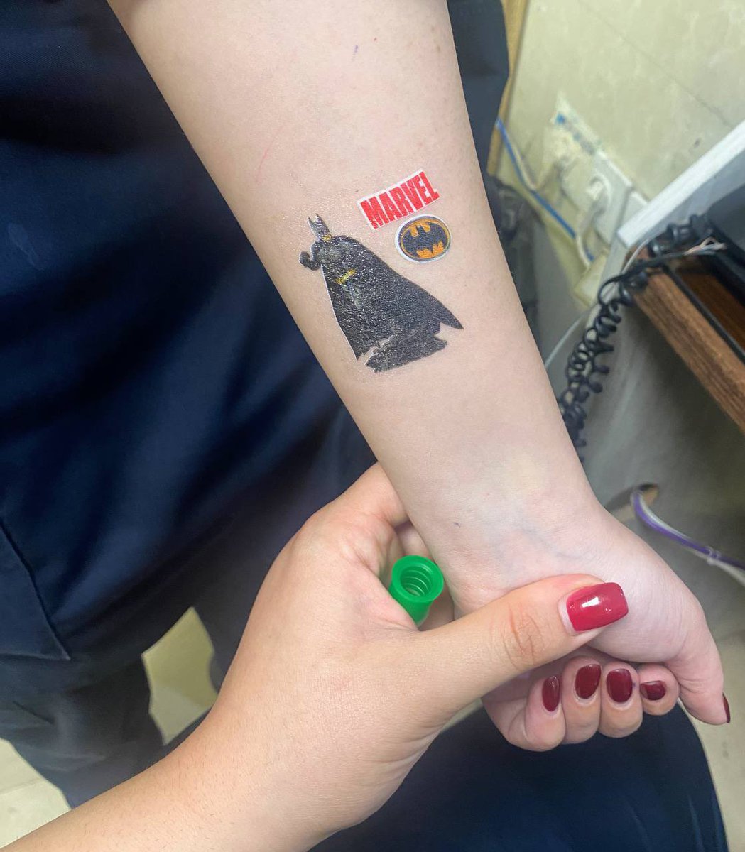 امروز هیچی نمیتونه من رو ناراحت یا عصبی کنه 
چون من یه پرستار ابرقهرمانم و قشنگترین تتو قلابیای دنیا رو دارم 🤝🏻