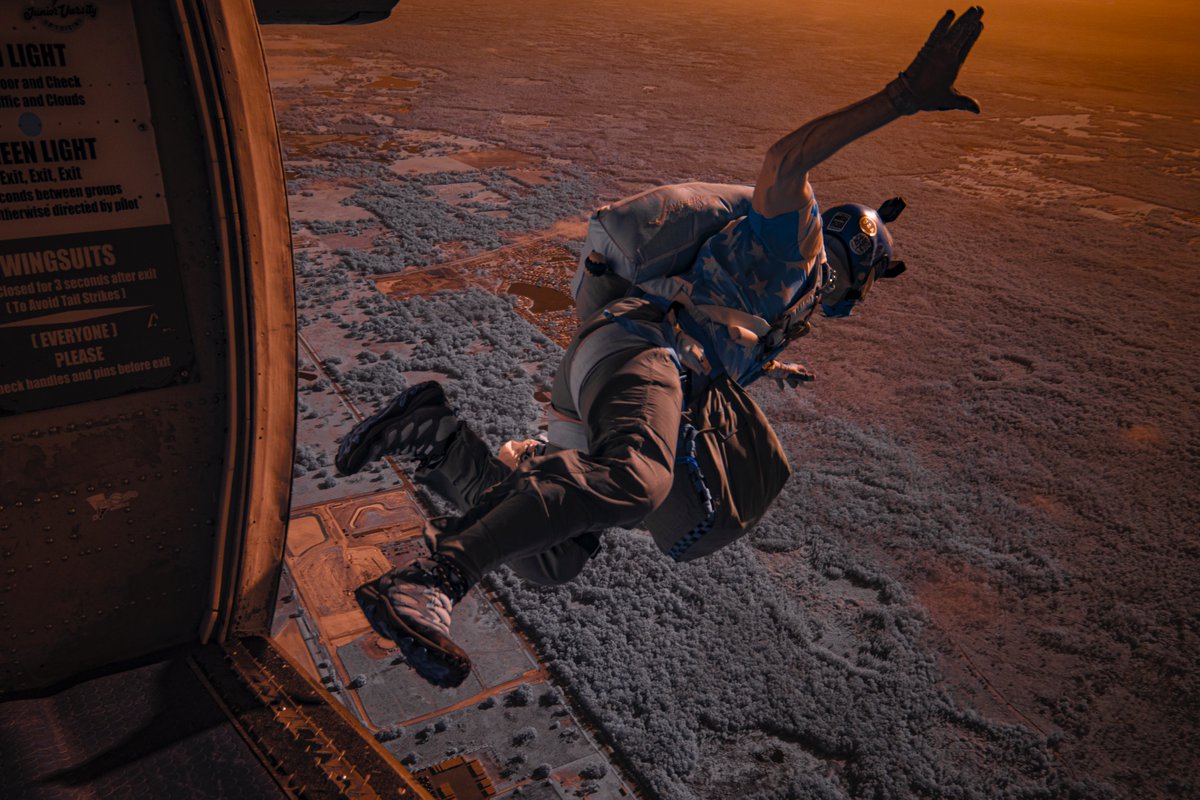 FreefallData's tweet image. Patrick Fortune jumps in honor of the fallen at Skydive City.