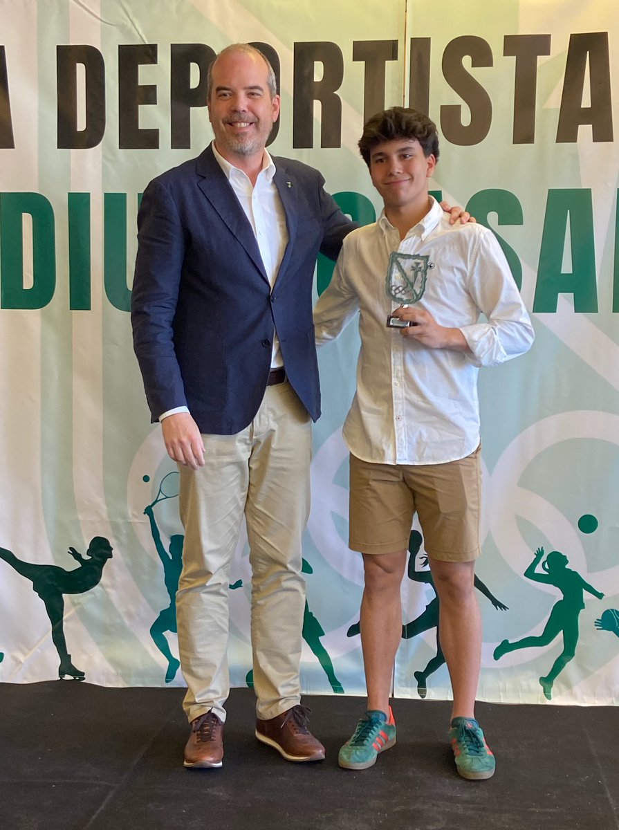 Imágenes de la Gala del Mejor deportista de <a href="/stcasablancazgz/">Stadium Casablanca</a> De la mano de Francho Pérez, delegado de sección, Alex Sogas recogió su galardón, Bea Navarro en nombre de Irene Rubio, y su familia en nombre de Sergio Nicuesa, mejor entrenador. Irene y Sergio, peleando ascenso a LF2