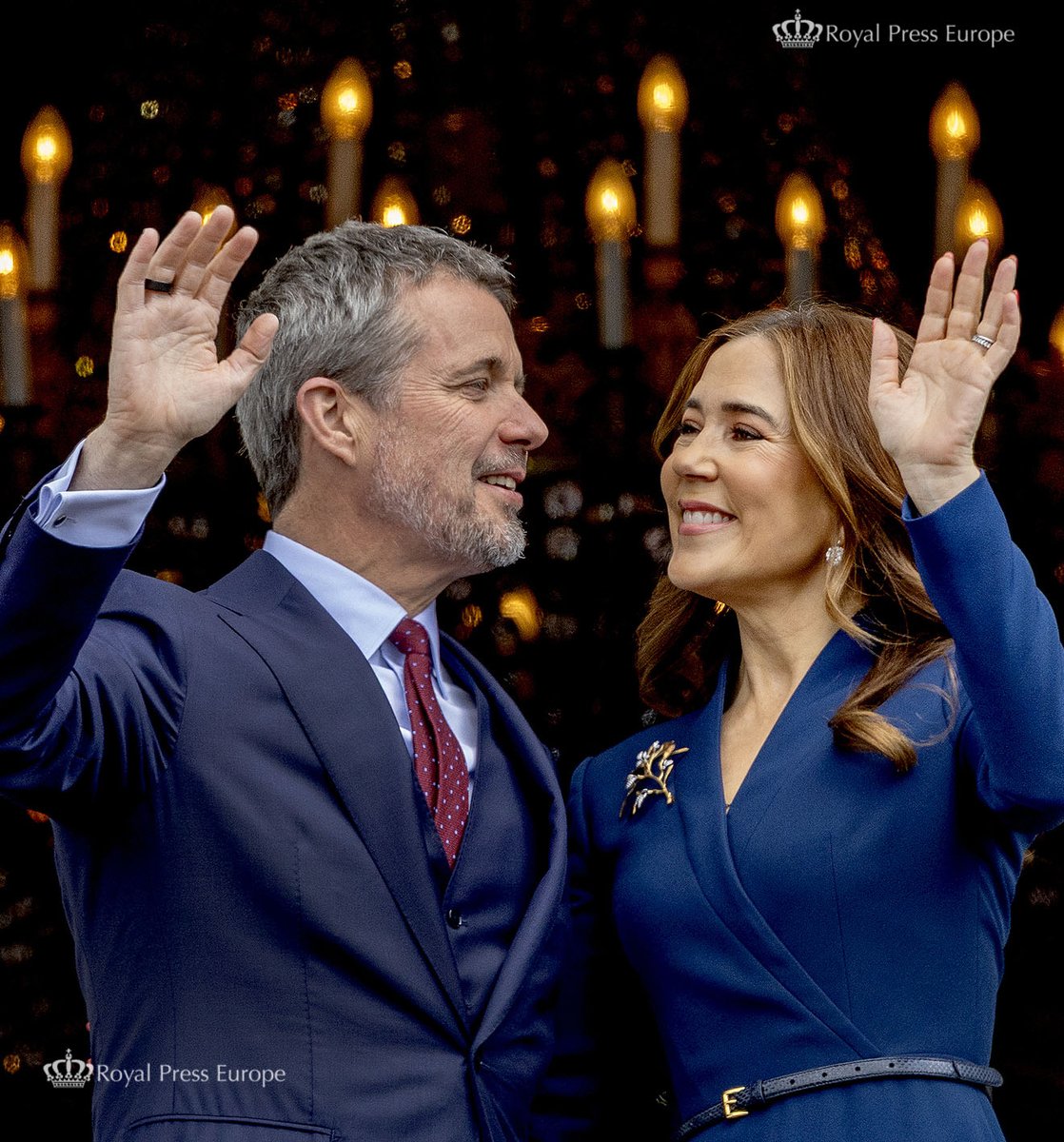 Royaleurope's tweet image. King Frederik of Denmark turned 57 today and marked the occasion by waving to the public from the balcony of Amalienborg Palace in Copenhagen, joined by Queen Mary and their children and Queen Margrethe ©Albert Nieboer - Royal Press Europe #KingFrederik #DanishRoyals #Amalienborg