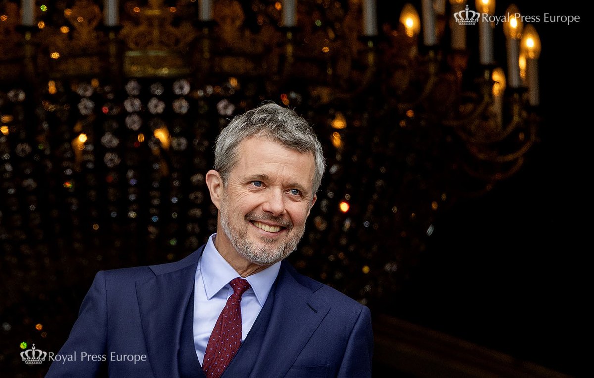 Royaleurope's tweet image. King Frederik of Denmark turned 57 today and marked the occasion by waving to the public from the balcony of Amalienborg Palace in Copenhagen, joined by Queen Mary and their children and Queen Margrethe ©Albert Nieboer - Royal Press Europe #KingFrederik #DanishRoyals #Amalienborg