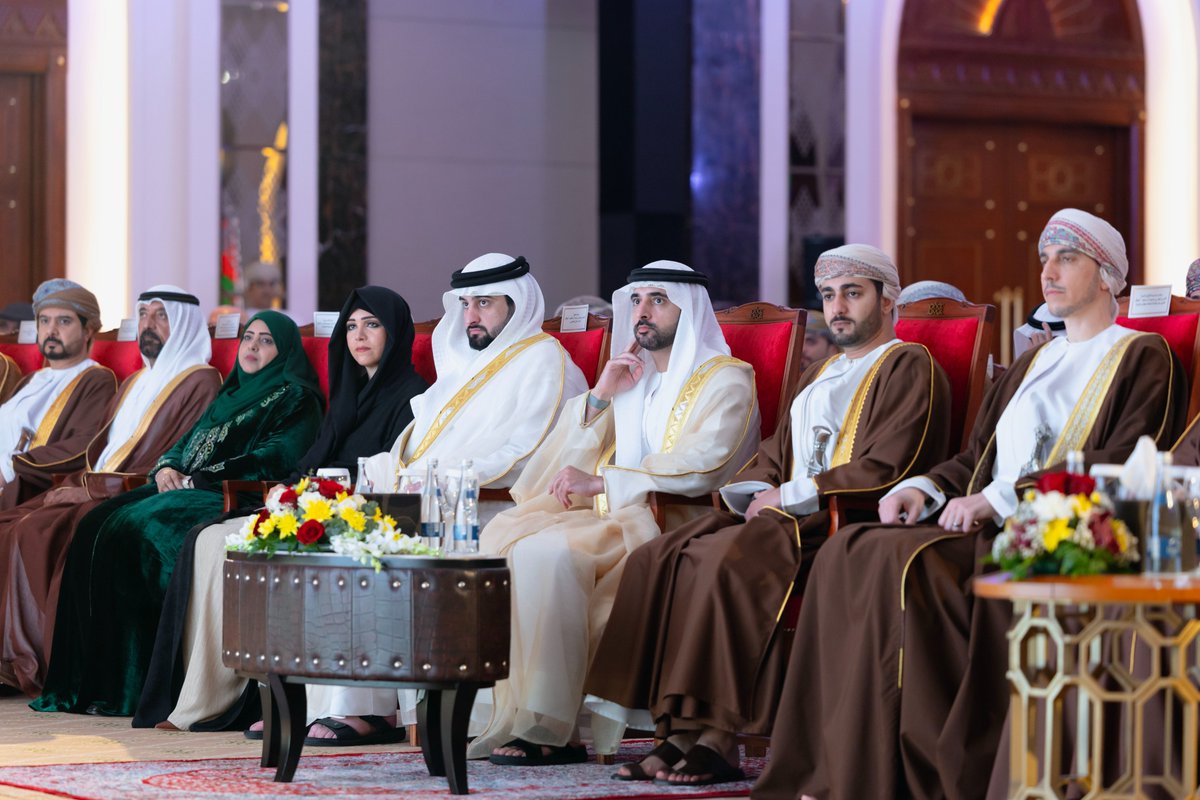 DXBMediaOffice's tweet photo. سموّ الشيخ حمدان بن محمد بن راشد آل مكتوم، ولي عهد دبي، نائب رئيس مجلس الوزراء وزير الدفاع، يشهد بحضور، صاحب السمو السيد ذي يزن بن هيثم آل سعيد، وزير الثقافة والرياضة والشباب في سلطنة عُمان، توقيع اتفاقية تطوير وتشغيل المرحلة الأولى من المنطقة الاقتصادية الخاصة بالروضة، بولاية محضة، في محافظة البريمي، وذلك في إطار الشراكة والتعاون الاقتصادي المزدهر بين البلدين الشقيقين.