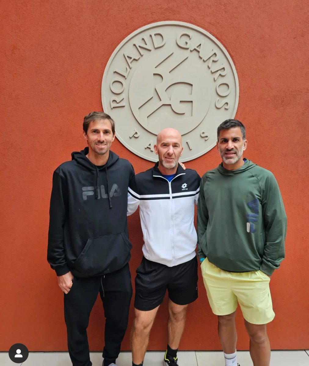 Después de una leve distensión muscular que no lo dejó jugar ni Roma ni Hamburgo, <a href="/machigonzalez1/">Machi  Gonzalez</a> ya está en París para jugar con <a href="/andymolto/">andres molteni</a> #RolandGarros2025
Mucha suerte 🤞🏻

📸 <a href="/mhoodtenis/">Mariano Hood</a>