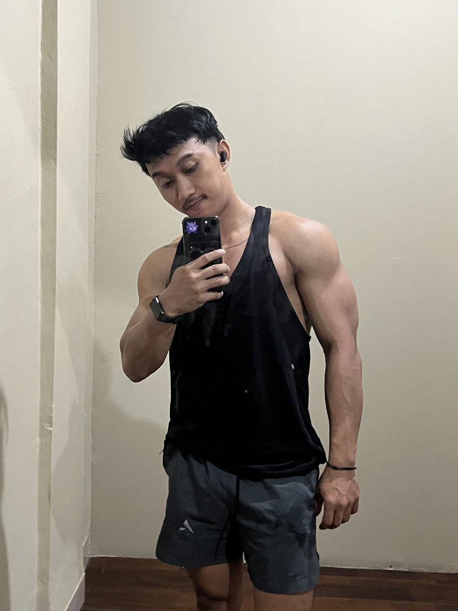 kenapa kalo pake celana abu2 tuh gondal gandul jadinya 😔