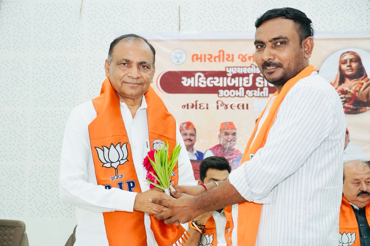 bjpneelrao's tweet photo. પુણ્યશ્લોક મહારાણી અહિલ્યાબાઇ હોલકરજીની 300મી જન્મજયંતિ
"પ્રબુદ્ધજન ગોષ્ઠી" – નારી શક્તિના શ્રેષ્ઠ પ્રેરણાસ્ત્રોતને સમર્પિત ક્ષણો

આદર્શ કોલોની હોલ, ગોરા ગામ ગરુડેશ્વર ખાતે ભારતીય જનતા પાર્ટી નર્મદા જિલ્લા દ્વારા ગુજરાત સરકારના પૂર્વ કેબિનેટ મંત્રીશ્રી અને સુરત (પશ્ચિમ) ના ધારાસભ્યશ્રી પૂર્ણેશભાઈ મોદી ની પ્રેરક ઉપસ્થિતિમાં મહારાણી અહિલ્યાબાઇ હોલકરજીના દેશસેવા અને સુશાસનના અદ્વિતીય યોગદાનને શ્રદ્ધાંજલિરૂપ પ્રેરક પ્રસંગમાં ઉપસ્થિત રહેવાનો અવસર મળ્યો.

જીલ્લા પંચાયત પ્રમુખ શ્રી ભીમસિંગ તડવી, પૂર્વ જીલ્લા ભાજપ પ્રમુખ શ્રી ઘનશ્યામભાઈ પટેલ, પૂર્વ ધારાસભ્ય શ્રી શબ્દશરણ તડવી, કાર્યક્રમના સહ-સંયોજક શ્રીમતી ભારતીબેન તડવી, જીલ્લા ભાજપનાં હોદ્દેદાર શ્રીઓ, અને નાગરિકો સહીત અગ્રણીઓ અને મોટી સંખ્યામાં નર્મદા જીલ્લાના પ્રબુદ્ધજનોની વિશેષ ઉપસ્થિતિએ ગોષ્ઠીને વધુ ઊંડાણભરી અને પ્રેરક બનાવી. 

આવનાર પેઢી માટે મહારાણી અહિલ્યાબાઇ હોલકરજીનું જીવન એક આદર્શ પથ દર્શાવે છે – જે સશક્ત નારીશક્તિ અને સંસ્કૃતિના મૂલ્યોને ઉજાગર કરે છે.

જય ભારત | નર્મદે હર | જય ભા.જ.પા.

#NeelRao #AhilyabaiHolkar300 #BJPEvents #BJPNarmada #NarmadaDistrict #AhilyabaiHolkar #Narishakti #BJPLeaders #PrabuddhjanGoshthi #IndianCulture #Leadership #300thJayanti #BharatiyaJanataParty