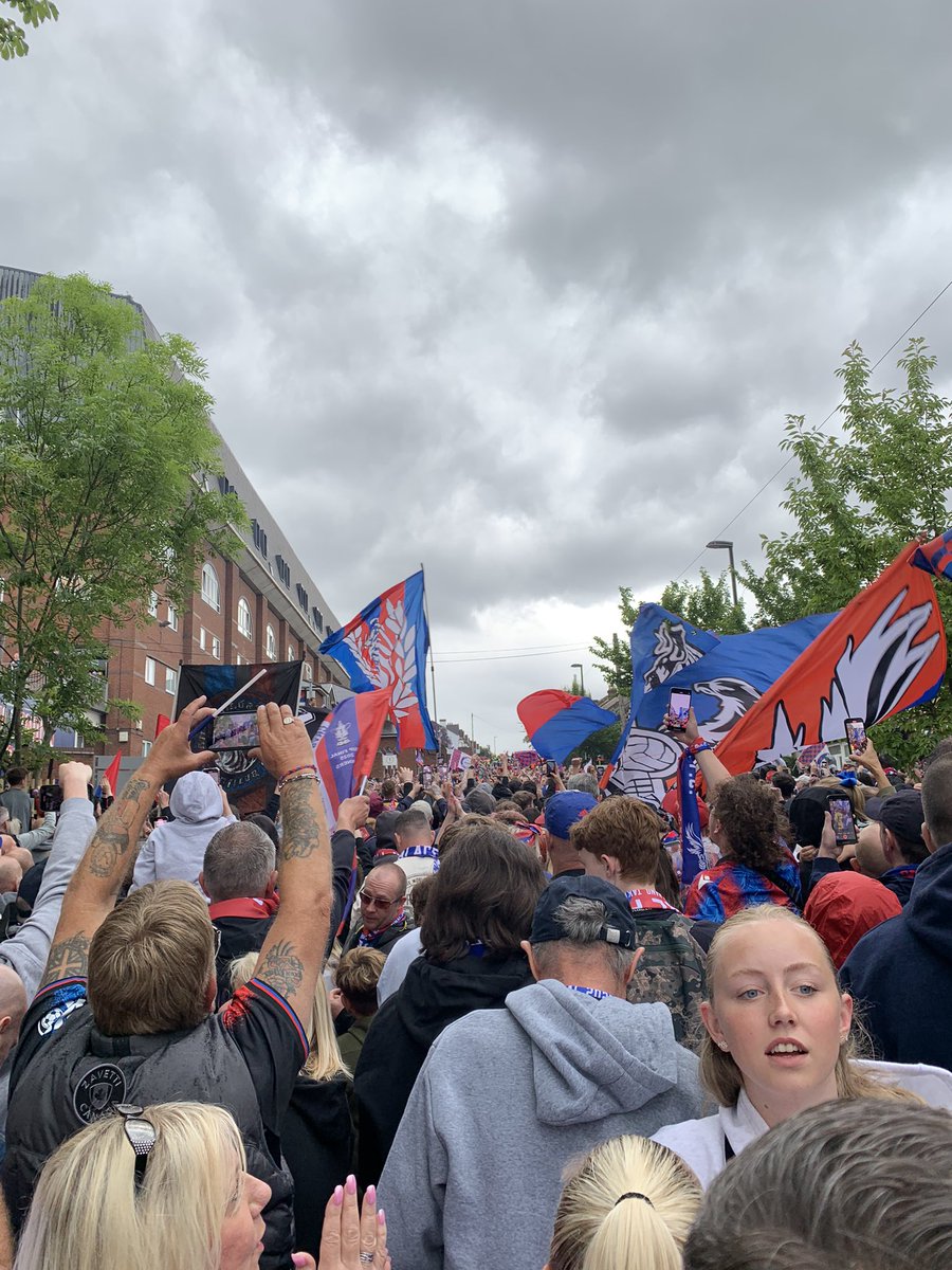 Joe89253640's tweet image. Never thought I’d see a trophy parade at Selhurst in my lifetime, but here we are - amazing day 🎉

#CPFC #facupfinal #CrystalPalace