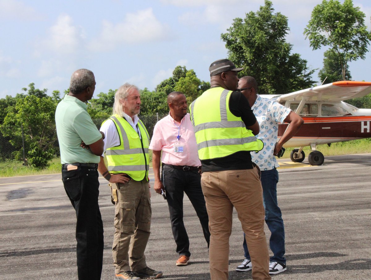 AANHaiti's tweet photo. 🛫 Une mission conjointe de l'AAN &amp; de la DINASA s’est déroulée, le jeudi 22 mai 2025, à l’aéroport Antoine Simon des Cayes pour préparer l'installation des équipements de ravitaillement en JET A-1. Étape essentielle à l’accueil des vols internationaux. 
✈️🇭🇹 #AAN #Haïti #Cayes https://t.co/ppzLvI9Yh5