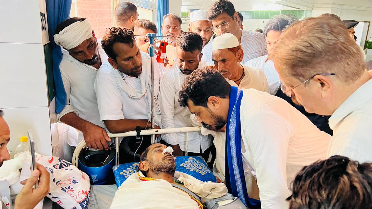 BhimArmyChief's tweet photo. उत्तर प्रदेश के जिला अलीगढ़ के हरदुआगंज में असामाजिक संगठनों से जुड़े गुंडों ने चार मुस्लिम मीट सप्लायरों को बीच सड़क पर पुलिस के सामने बेरहमी से पीटा, उनके हाथ-पांव बांधे, लोडर को आग के हवाले किया और दिल्ली-कानपुर हाईवे को एक घंटे तक जाम किया।

भीड़ ने पुलिस कर्मियों से धक्का-मुक्की की, पीआरवी की गाड़ी के शीशे तोड़े और कानून को ठेंगा दिखाते हुए सड़क पर मांस फेंककर सांप्रदायिक तनाव फैलाने की कोशिश की। यह सिर्फ एक कानून-व्यवस्था का नहीं, बल्कि मुस्लिम और गरीब तबके के व्यापार पर संगठित हमला है।

दो दिन बाद आरोपियों का पुलिस की गिरफ्त से बाहर होना पुलिस की कार्यशैली पर गंभीर सवाल है।

आज मॉब लिंचिंग पीड़ितों से मुलाकात कर कुशलक्षेम जाना और हर सम्भव मदद का आश्वासन भी दिया।

@UPGovt से हमारी माँगें:

1. सभी हमलावरों की तत्काल गिरफ्तारी हो व उन पर संगीन धाराओं में मुकदमा चले।

2. पीड़ितों को उचित इलाज व्यवस्था और मुआवज़ा दिया जाए।
@CMOfficeUP
@myogiadityanath
