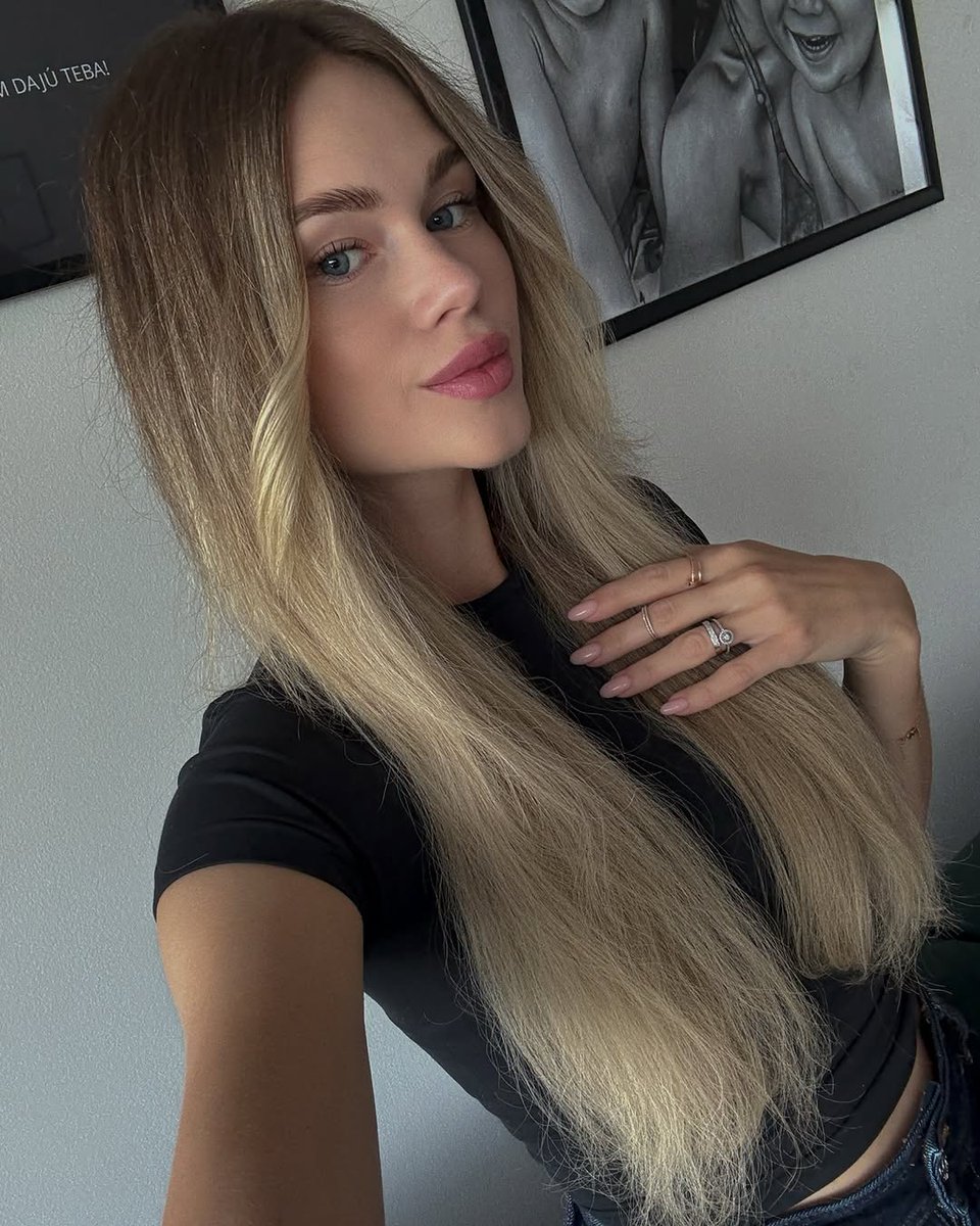 AXsunn1's tweet image. old hair and new ♥️