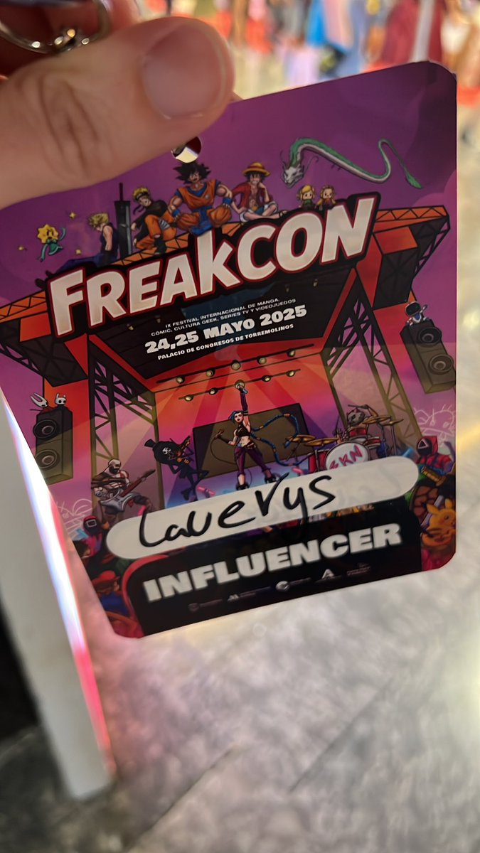 En <a href="/Freakcon_es/">FreakCon</a> disfrutando de pequeños momentos, en este caso con #FinalFantasy que siempre está donde quiera que vaya, en la primera foto me dejaron posar con la espada de Lightning FFXIII y luego había también un photocall con la ciudad de Midgar de FFVII