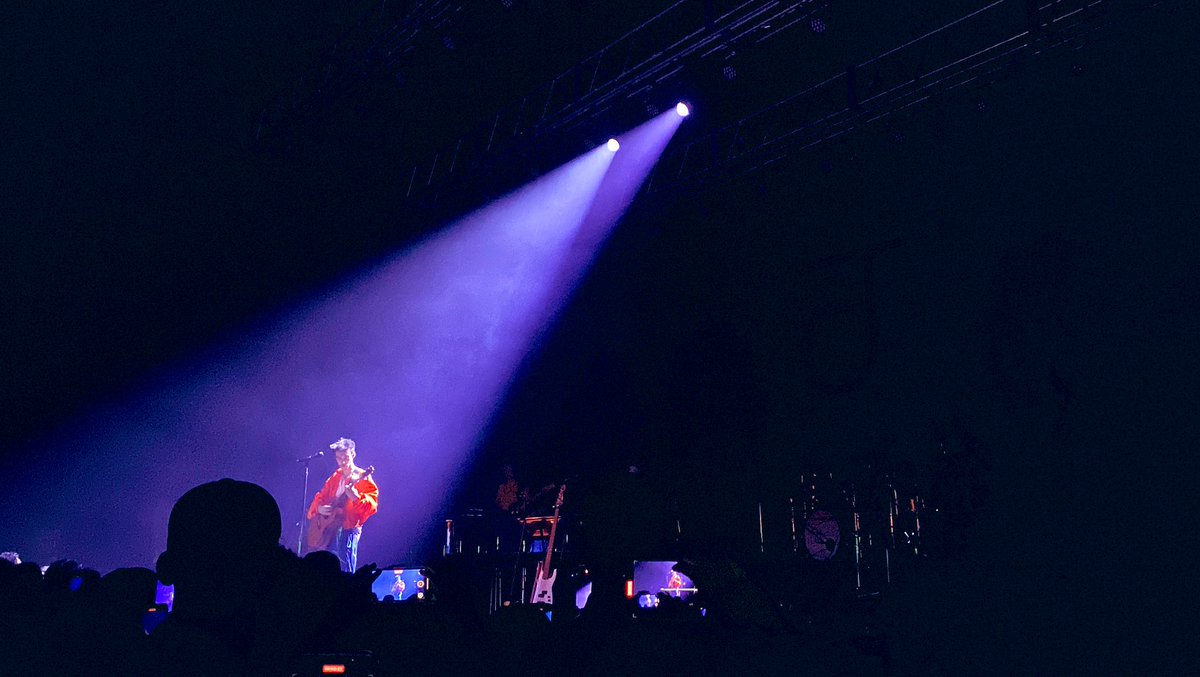 nithtell_GG's tweet photo. 『みんなが普段聴かない曲』番外編ライブレポ
〜Jacob Collier 〜
僕が高校生の頃からずっと行きたかったライブに行ってきました。
卓越した楽器捌きと万華鏡の様な音の世界に終始圧倒され、3時間があっという間でした。
是非彼の作品を聴いてみて下さい。
また一つ世界が広がるかも https://t.co/kH3SEldGsj