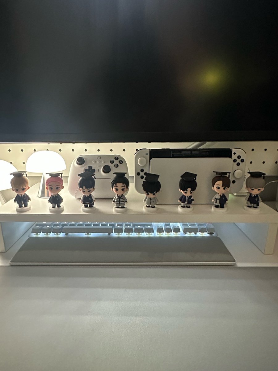 🚨 Eilmeldung 🚨

Seonghwa hat seinen Schreibtisch umdekoriert und kleine ATEEZ Figuren aufgestellt 🤍