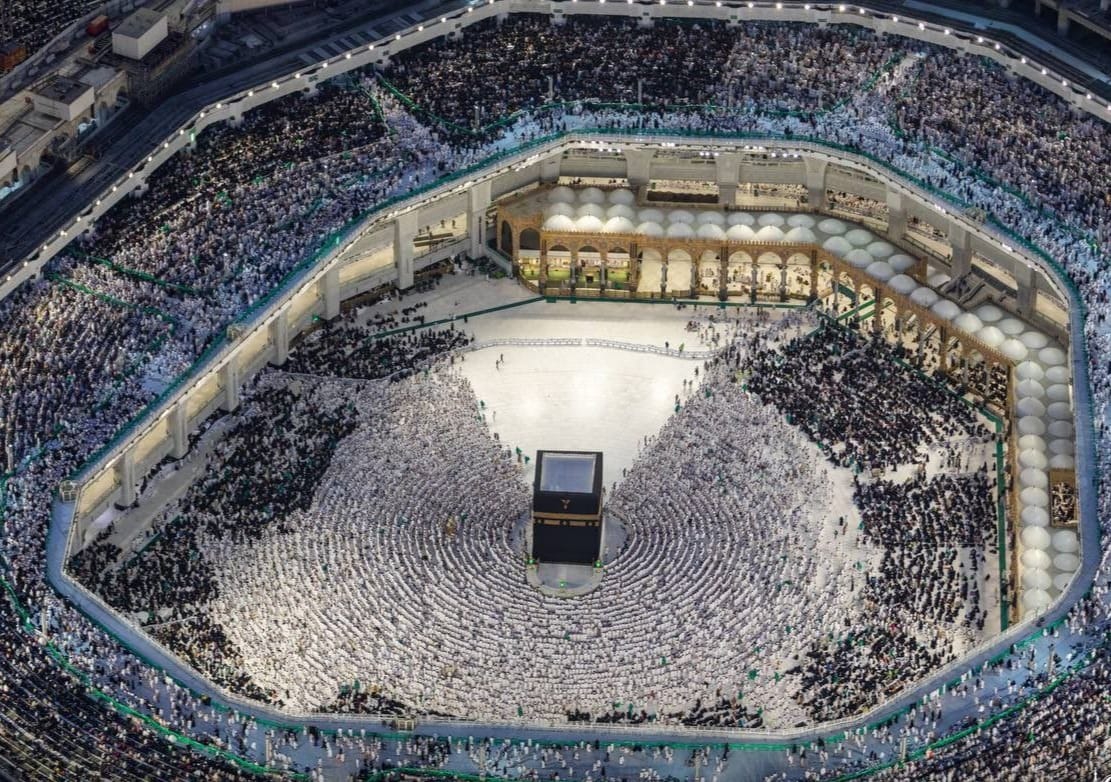 هَنِيئاً لِمن وَطَأت قَدَمَاه أطهَر أرضٍ ..
هنيئًا لِمن شدَّ رِحاله ولبّىٰ ..
هَنِيئًا لِمن كحَّل عَينيه بِرؤيَة الكَعبة ..
اللهم يتقبل منهم ويبارك فيهم
