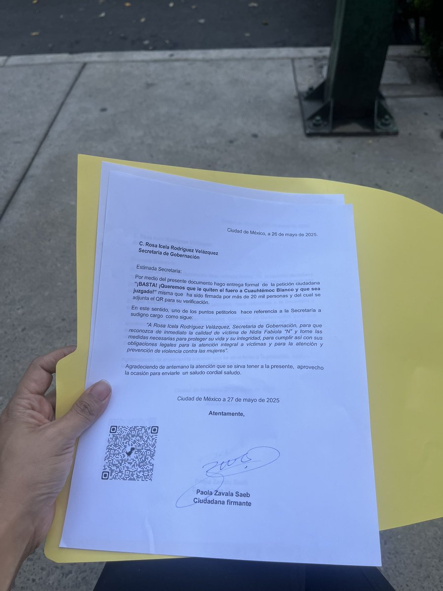 PaolaSaeb's tweet photo. Vine a @SEGOB_mx a dejar oficio de las 20 mil firmas  para pedir el desafuero de Cuauhtémoc Blanco. No dejan entrar a la ciudadanía a oficialía de partes, hay q esperar en la calle a q “alguien” salga a recibir el oficio pero ese “alguien “no ha llegado. ¿Cómo ves @rosaicela_ ? https://t.co/z7ZgmUR9Kd