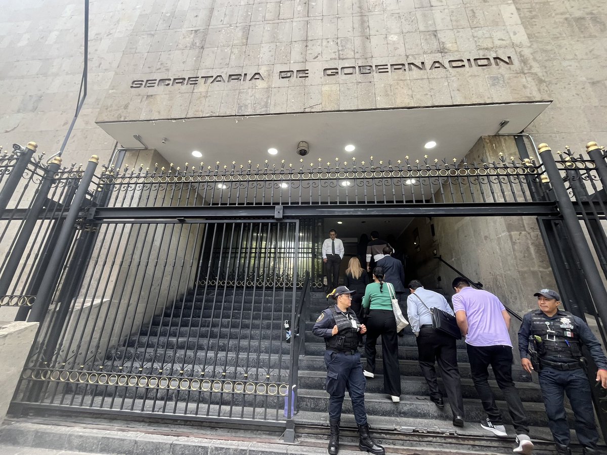 Vine a <a href="/SEGOB_mx/">Gobernación</a> a dejar oficio de las 20 mil firmas  para pedir el desafuero de Cuauhtémoc Blanco. No dejan entrar a la ciudadanía a oficialía de partes, hay q esperar en la calle a q “alguien” salga a recibir el oficio pero ese “alguien “no ha llegado. ¿Cómo ves <a href="/rosaicela_/">Rosa Icela Rodríguez Velázquez</a> ?