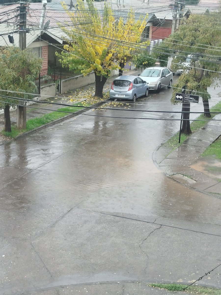 diego_lemaitre's tweet photo. Dónde están las cuadrillas de la municipalidad viendo los casos de inundaciones, sector Marco Shiaponni esquinas dónde no se puede cruzar! @ragliatim @munirancagua https://t.co/lwRgpaQKDw