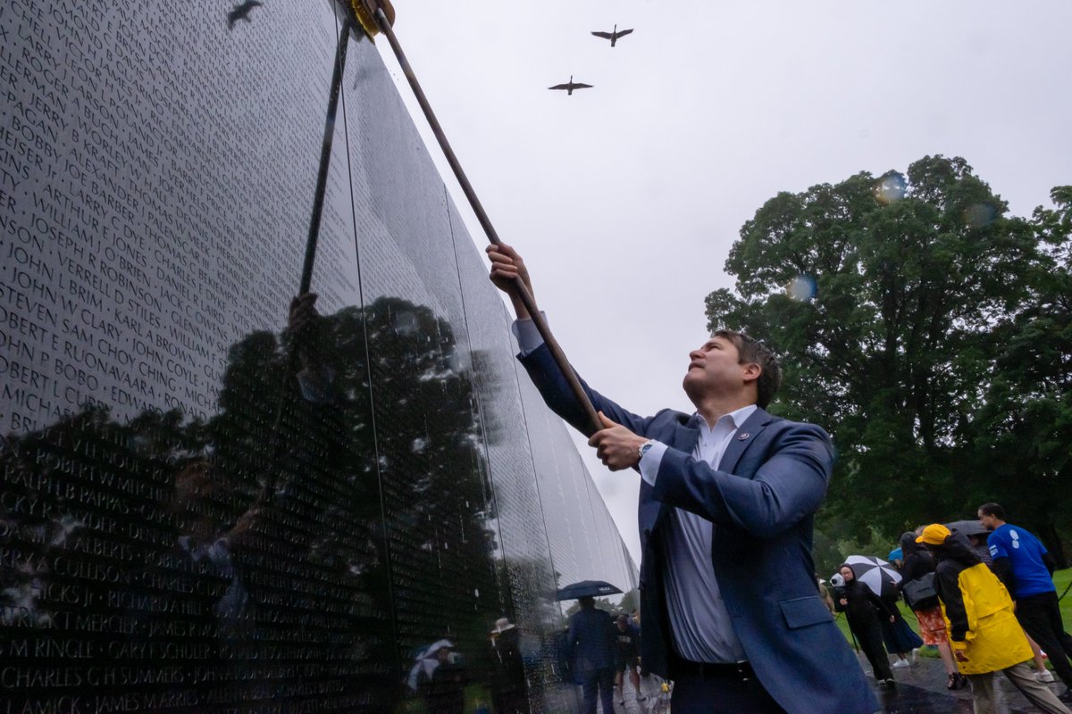 RepMoulton's tweet image. Memorial Day is a time to come together and honor those who made the ultimate sacrifice for our common good.
It's always a privilege to join @WithHonorAction to clean the Vietnam Veterans Memorial before Memorial Day. All night and early morning voting almost got in the way, but…