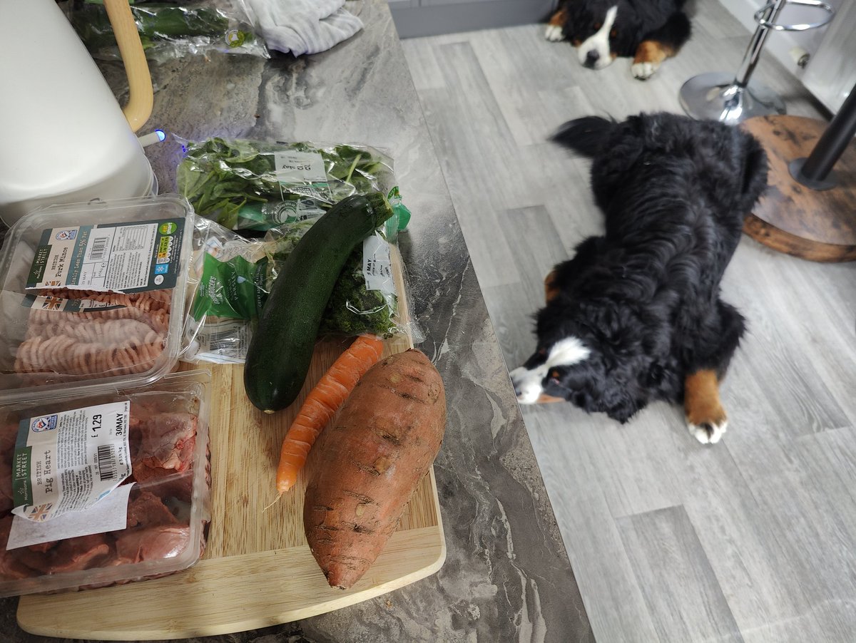 Today's menu is pigs heart and mince with veggies 🥰