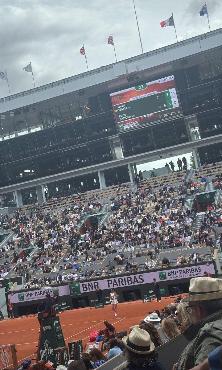 Tate McRae via Instagram Stories, assistindo o Torneio de Roland Garros em Paris.