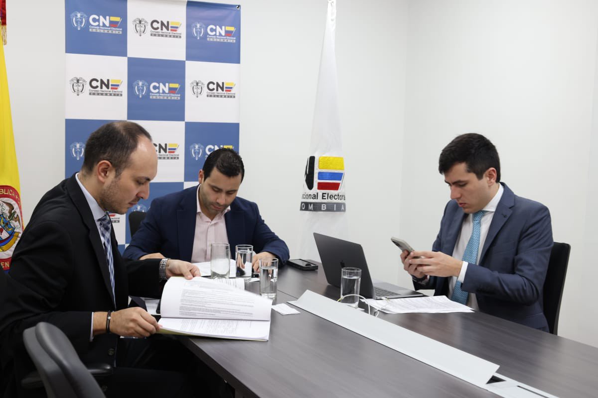 CNE_COLOMBIA's tweet photo. Este espacio garantiza los derechos de información y defensa, permitiendo a los ciudadanos conocer los argumentos del comité promotor de la revocatoria y la respuesta del mandatario. https://t.co/kAEbsZNfqa
