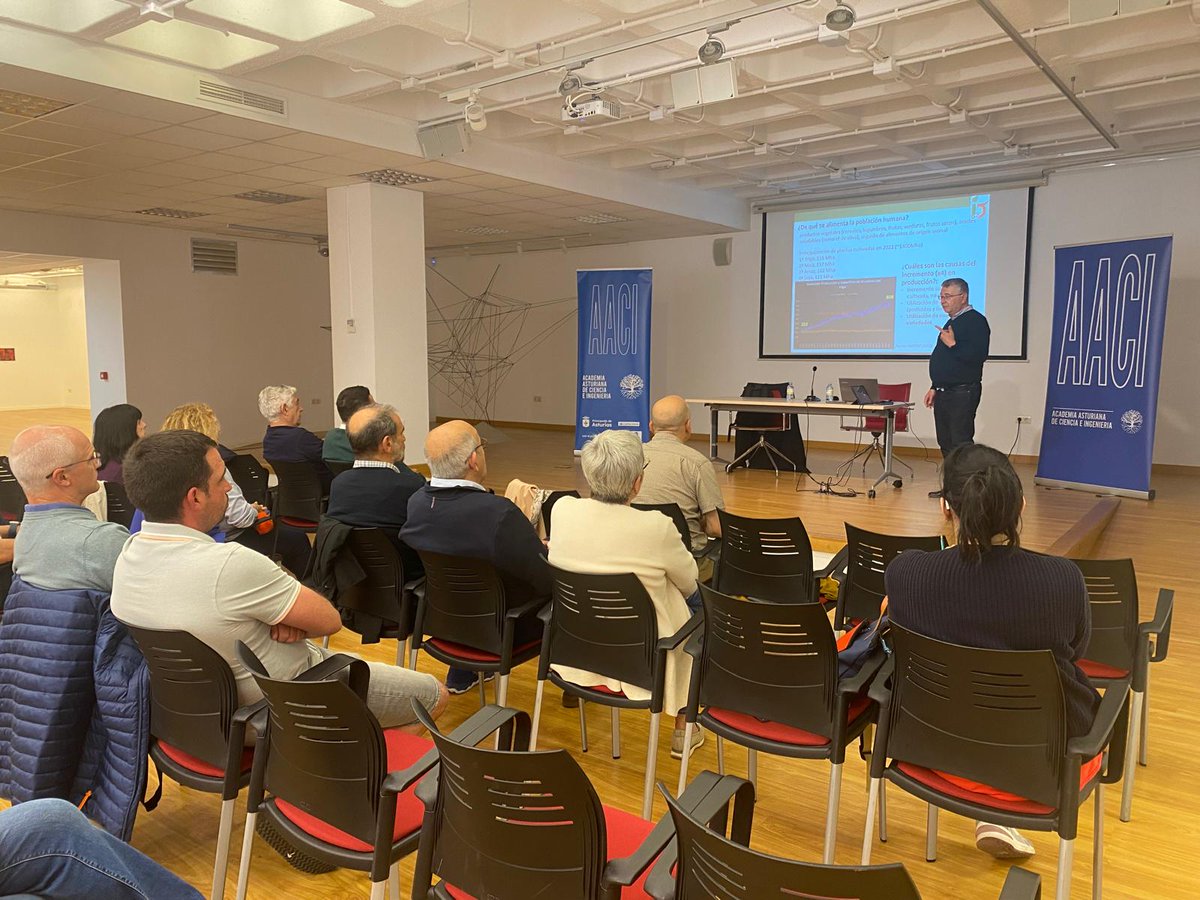 📸 Charla del investigador del programa de Genética Vegetal Juan José Ferreira "De la mejora genética clásica a la mejora genética de precisión en plantas". 

Se celebró este pasado jueves en Navia, en el marco de las jornadas de la Academia Asturiana de Ciencia e Ingeniería. ✅