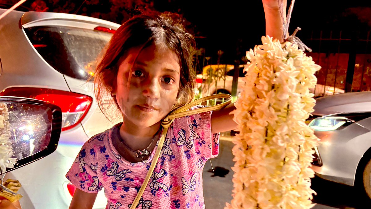 फूल के  Rs 20/-और मुस्कुराने के Rs 10/- !

Flower for Rs 20/- ,Smile for Rs 10/- the fragrance is absolutely Free !!

#Flowers 
#Girl #Child #VatSavitriVrat 
<a href="/Rohitashwa14/">Rohitashwa रोहिताश्व</a>
