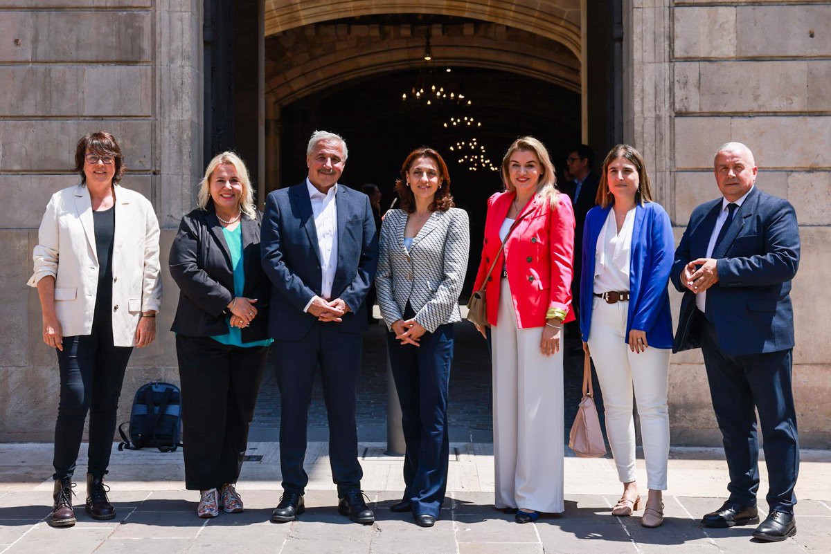 Parlament Europeu (@europarl_cat) on Twitter photo 🔹 La delegació de la comissió especial sobre la Crisi de l’Habitatge del Parlament Europeu es reuneix a Barcelona amb la ministra de <a href="/viviendagob/">Ministerio de Vivienda y Agenda Urbana</a>, la consellera de <a href="/territoricat/">Territori</a> i l’alcalde de <a href="/bcn_ajuntament/">Ajuntament de Barcelona</a> 🔹 La delegació de la comissió especial sobre la Crisi de l’Habitatge del Parlament Europeu es reuneix a Barcelona amb la ministra de <a href="/viviendagob/">Ministerio de Vivienda y Agenda Urbana</a>, la consellera de <a href="/territoricat/">Territori</a> i l’alcalde de <a href="/bcn_ajuntament/">Ajuntament de Barcelona</a>