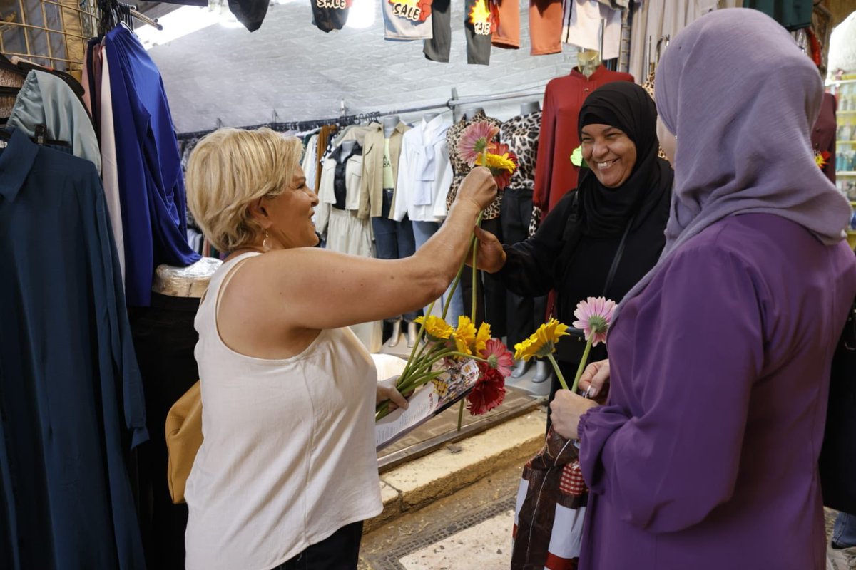 العربية ⬇️ English
 יום ירושלים הפך בשנים האחרונות ליום רווי שנאה ואלימות. גם השנה אנחנו מצטרפות לאנשי תג מאיר במצעד הפרחים.  יחד עם הפרחים שאנחנו מפזרות בסמטאות השוק בעיר העתיקה, חשוב לנו להראות ולהזכיר שיש גם ידיים שמושטות לשלום.
 في السنوات الأخيرة، تحوّل يوم القدس ليوم مشبع