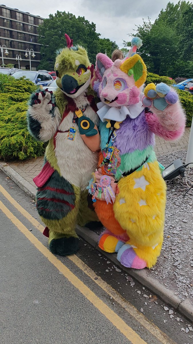 zen_fur's tweet image. @KiwiMarten and @puddinplush at #confuzzled2025 #confuzzled #cfz