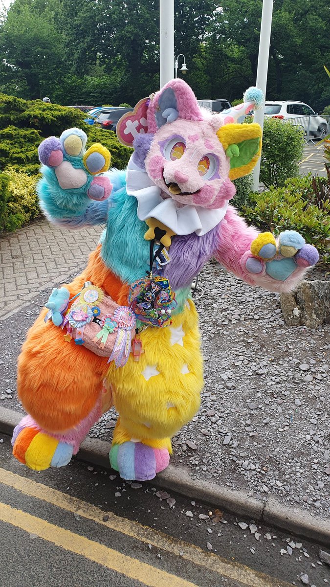 zen_fur's tweet image. @KiwiMarten and @puddinplush at #confuzzled2025 #confuzzled #cfz