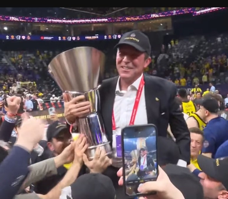 Eline hiç mi yakışmaz ya, loser herif, koca camiayı mahvetti. 
Bundan sonra ana rakibimiz toparlarsa Beşiktaş olacak gibi duruyor. 
#SampiyonGalatasaray #Fenerbahçe #AliKoç