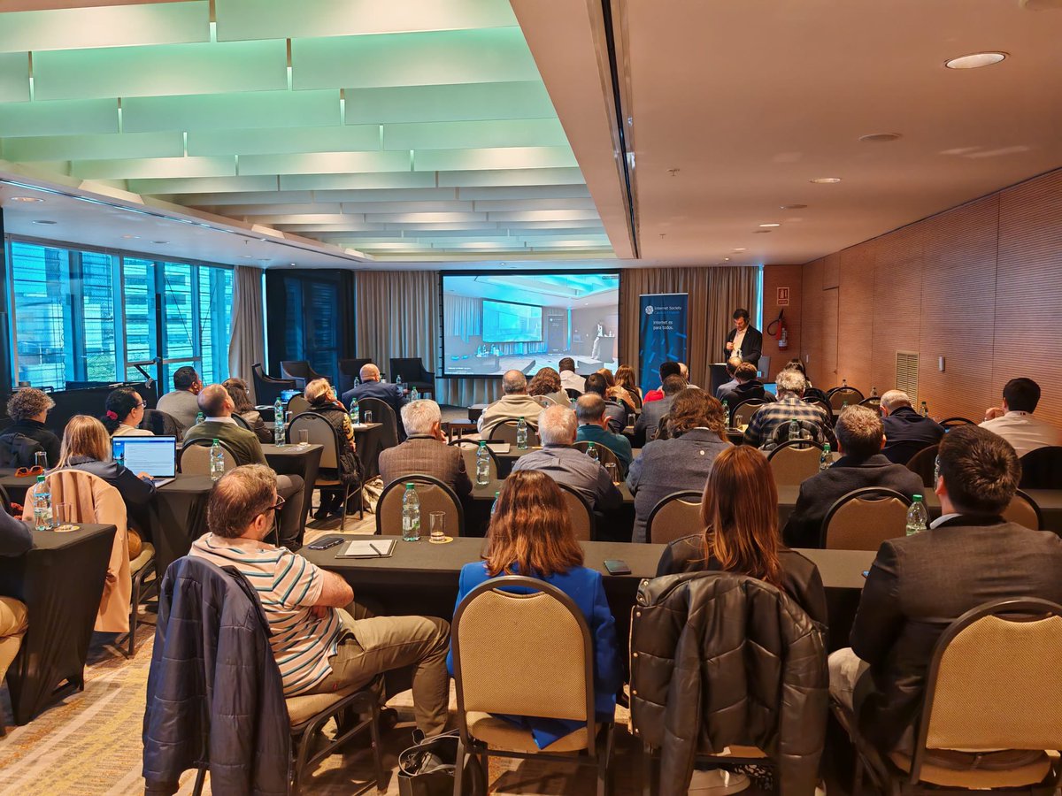 raulecheberria's tweet photo. Muy buena actividad de @ISOCUruguay sobre #AceptaciónUniversal, multi-lingualismo y diversidad en Internet. Presentaciones teóricas y prácticas sobre cómo hacer el DNS e Internet más diversos. #UADay https://t.co/AtluUWOx6p